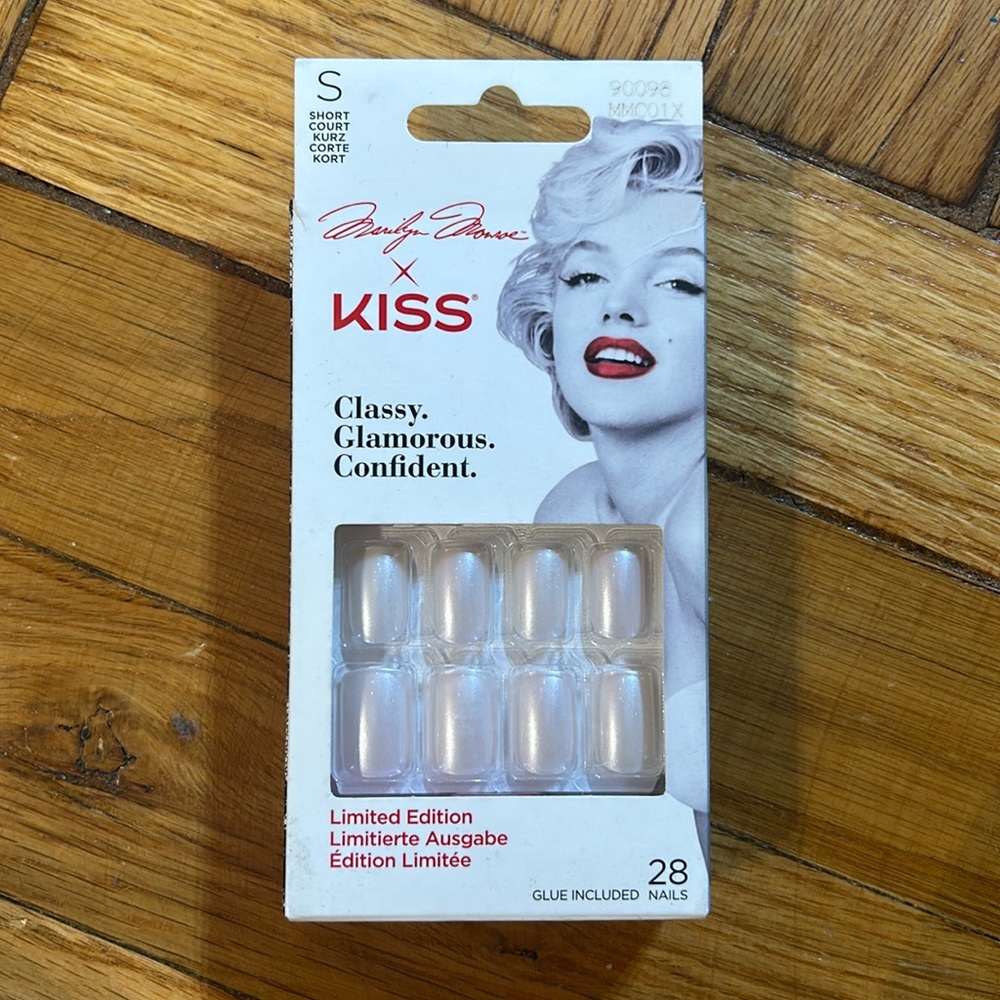 Marilyn Monroe x KISS Short Press-On Nails Pearl White 28 Nails